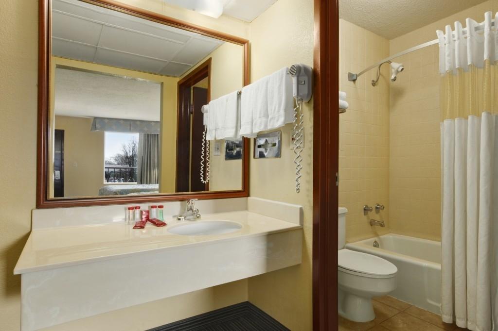 Ramada By Wyndham Louisville North Zimmer foto